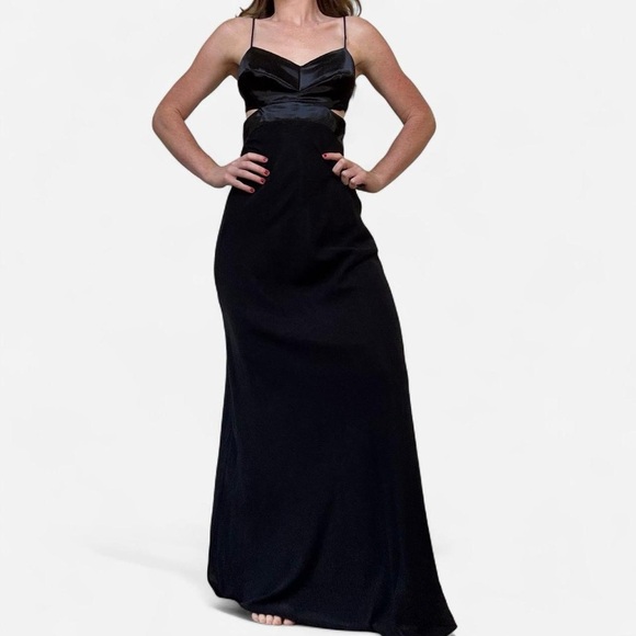 Black 90s gown with cutout and open back - Picture 2 of 7